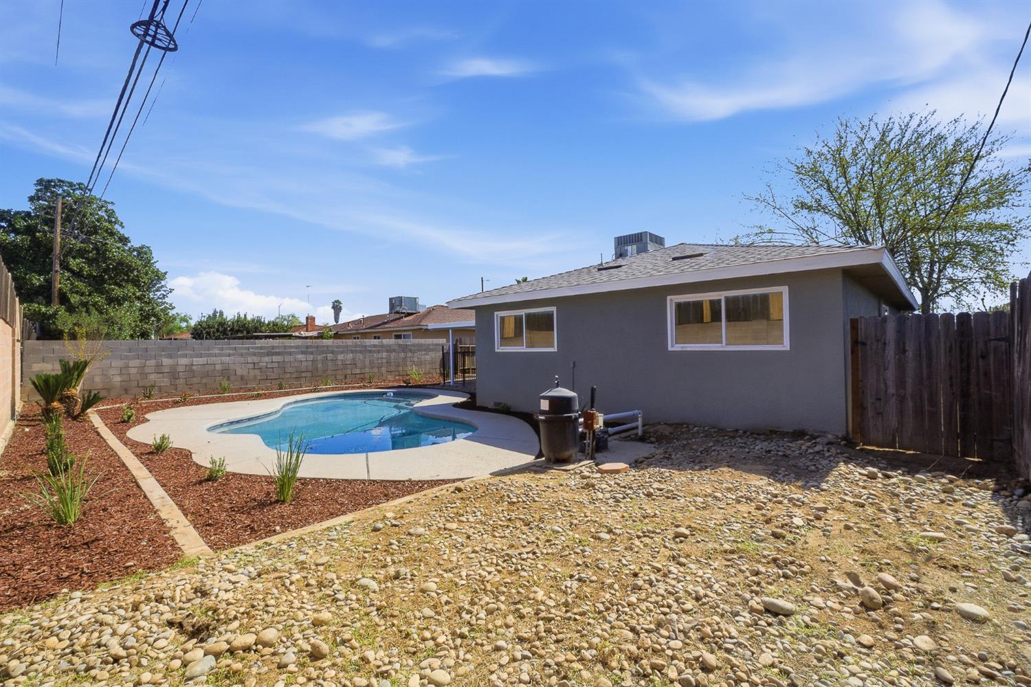 821 W Fairmont Ave, Clovis, CA 93612