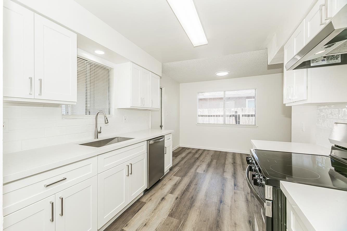 916 W Holland Ave, Clovis, CA 93612