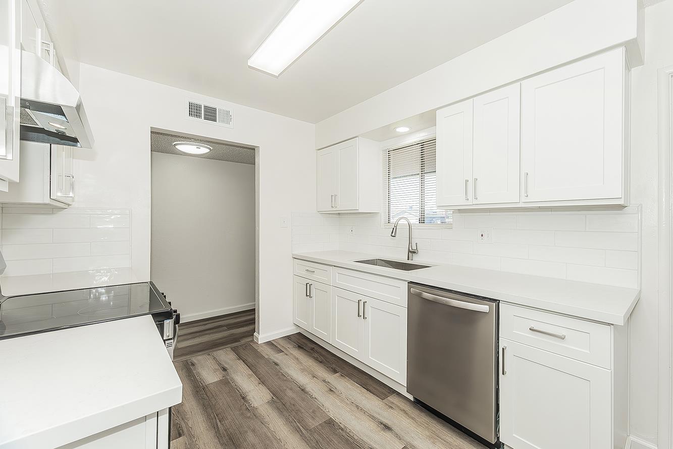 916 W Holland Ave, Clovis, CA 93612