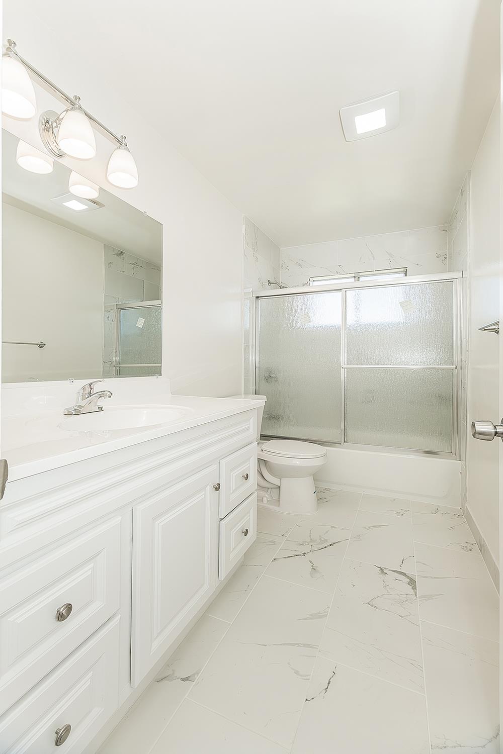 916 W Holland Ave, Clovis, CA 93612