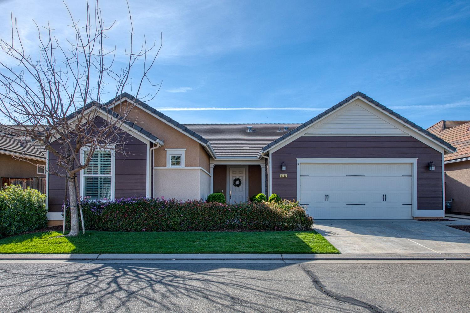 1742 N Broadbent Ln, Clovis, CA 93619