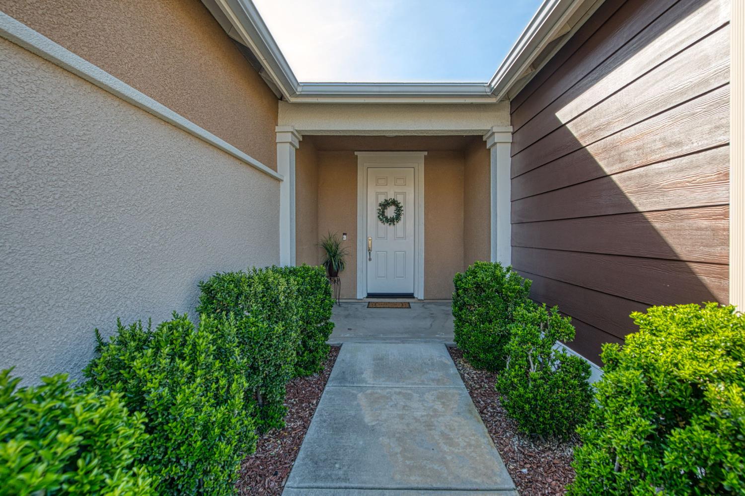 1742 N Broadbent Ln, Clovis, CA 93619