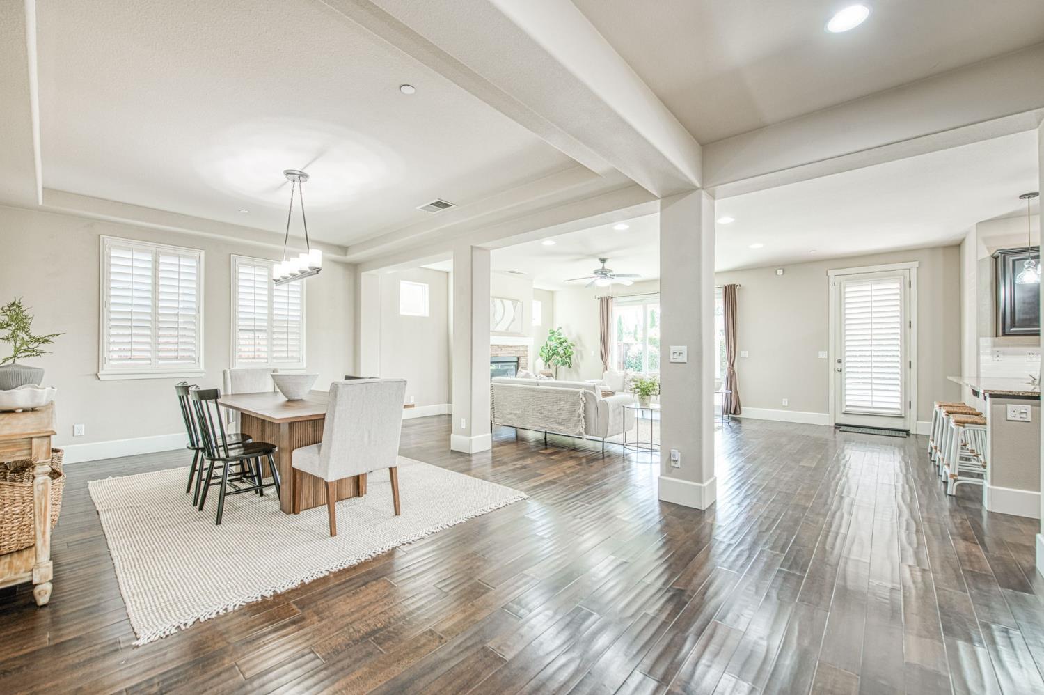 1742 N Broadbent Ln, Clovis, CA 93619