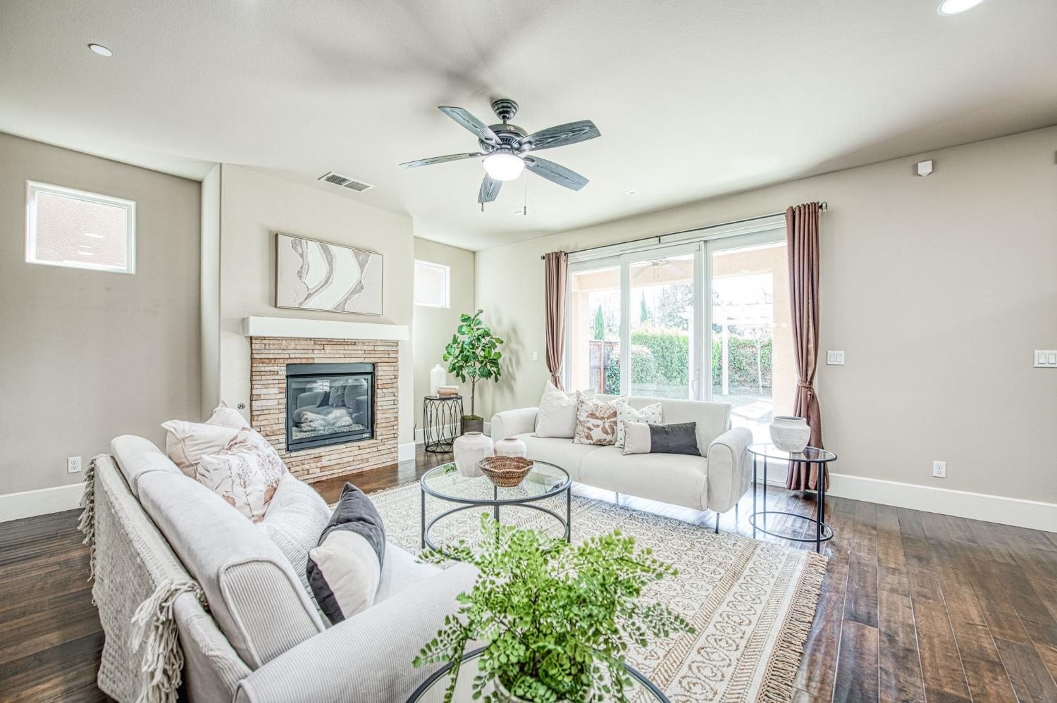 1742 N Broadbent Ln, Clovis, CA 93619