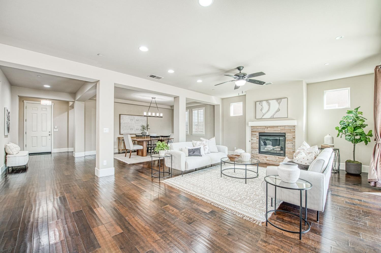 1742 N Broadbent Ln, Clovis, CA 93619