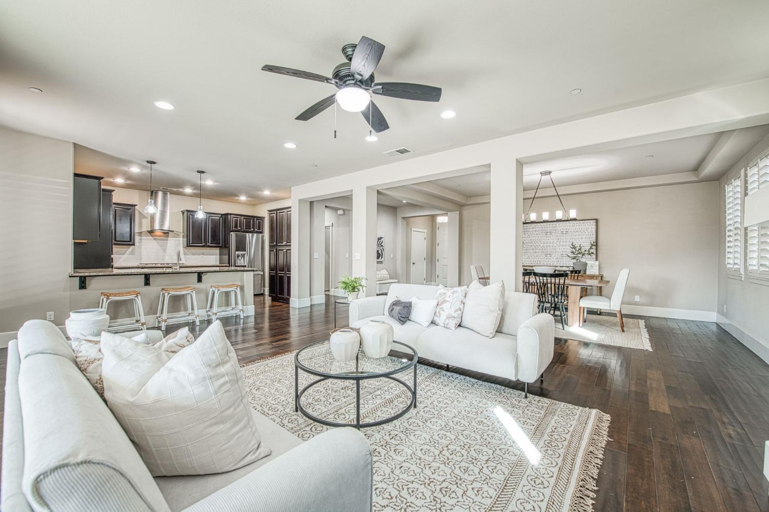 1742 N Broadbent Ln, Clovis, CA 93619