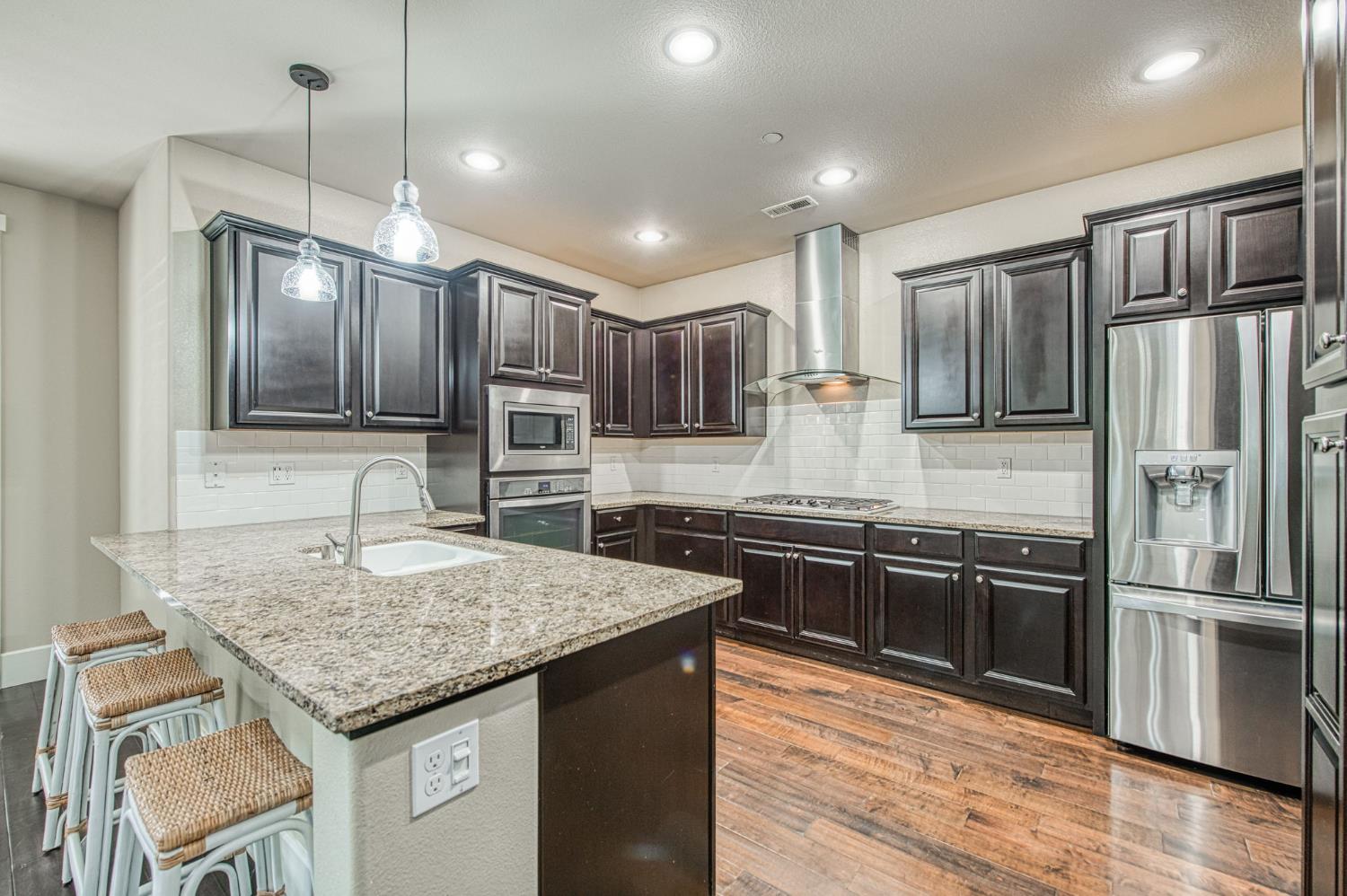 1742 N Broadbent Ln, Clovis, CA 93619