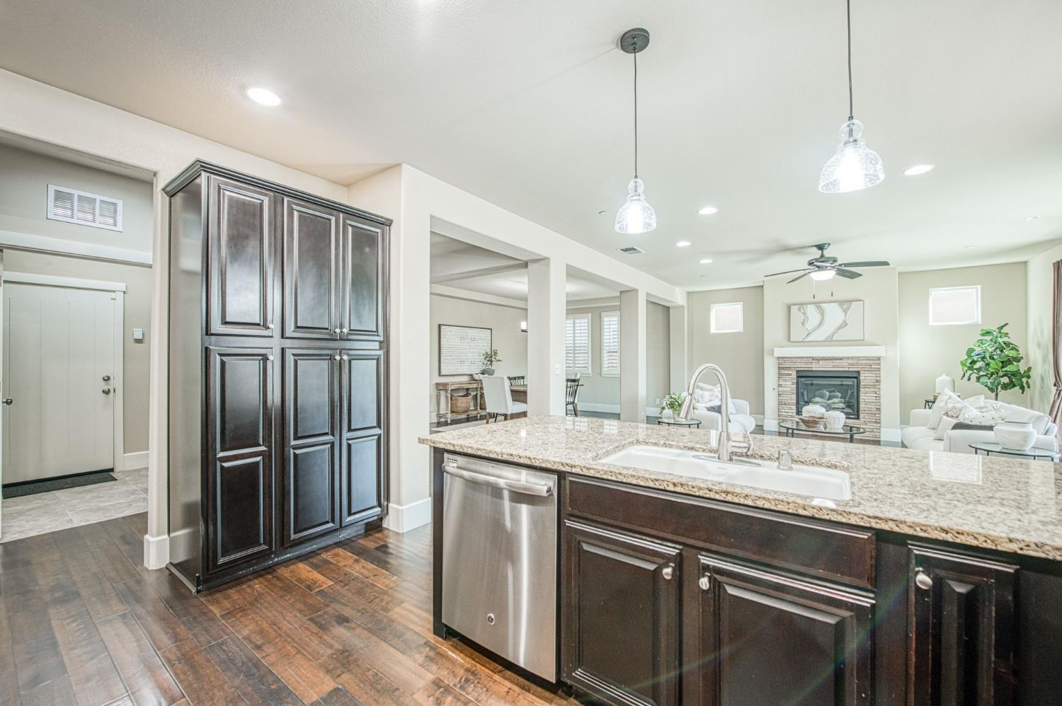 1742 N Broadbent Ln, Clovis, CA 93619