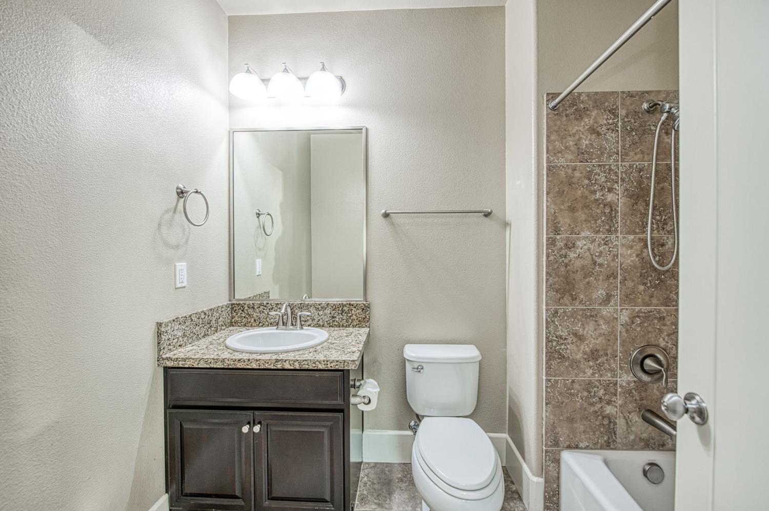 1742 N Broadbent Ln, Clovis, CA 93619