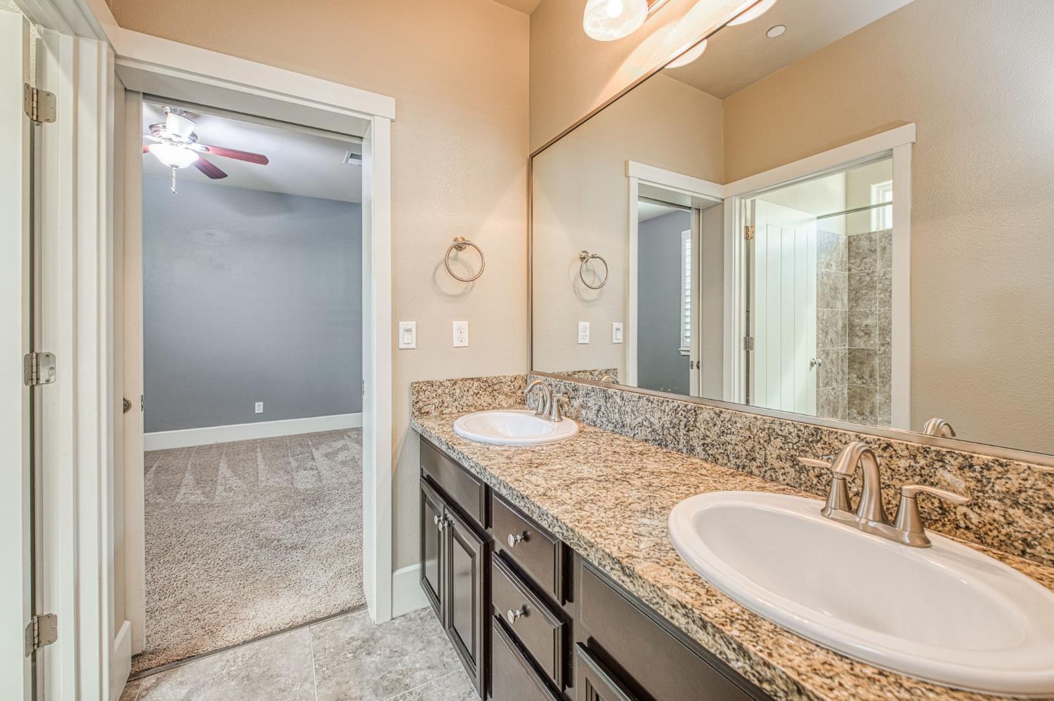 1742 N Broadbent Ln, Clovis, CA 93619