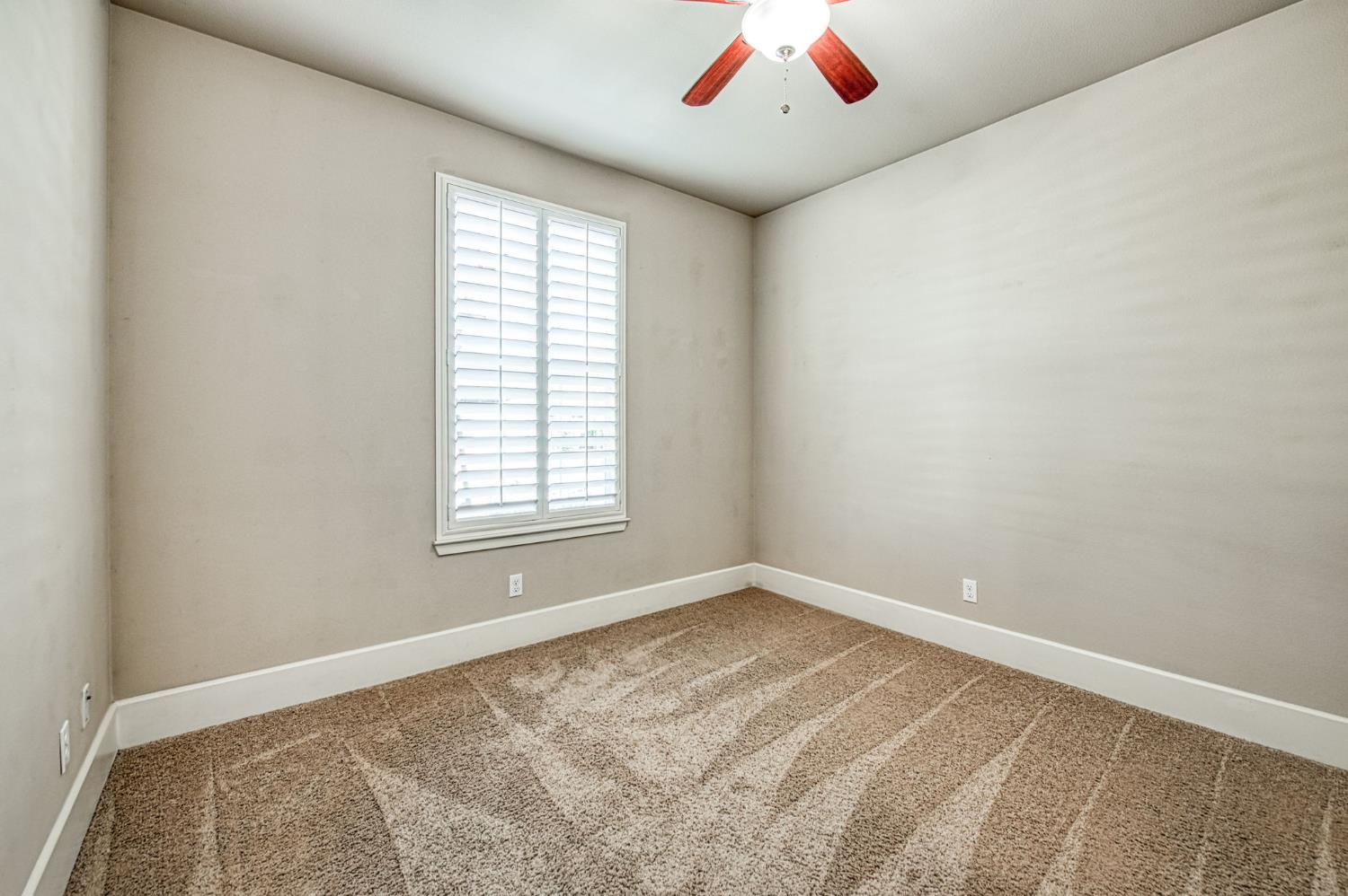 1742 N Broadbent Ln, Clovis, CA 93619