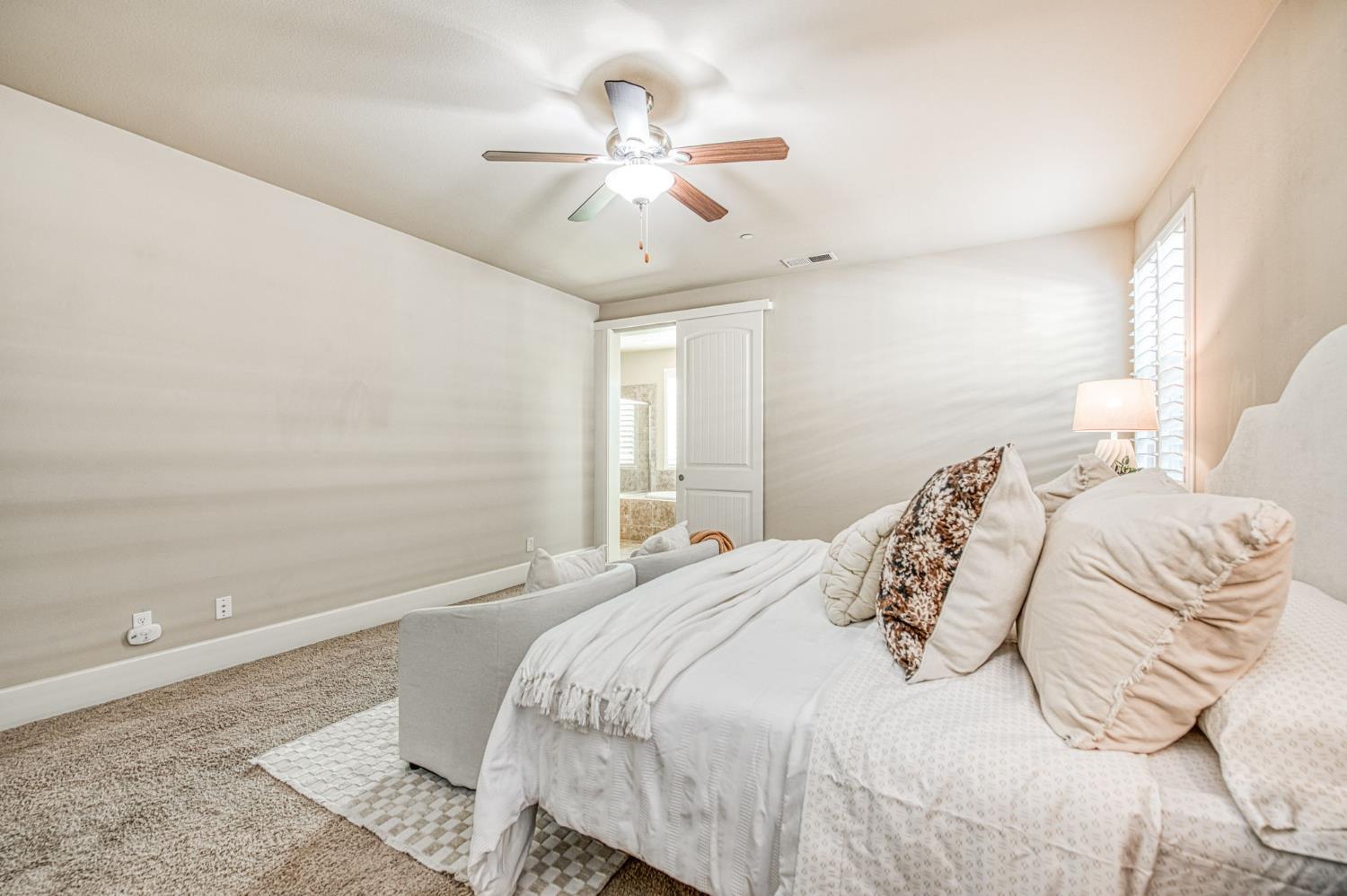 1742 N Broadbent Ln, Clovis, CA 93619