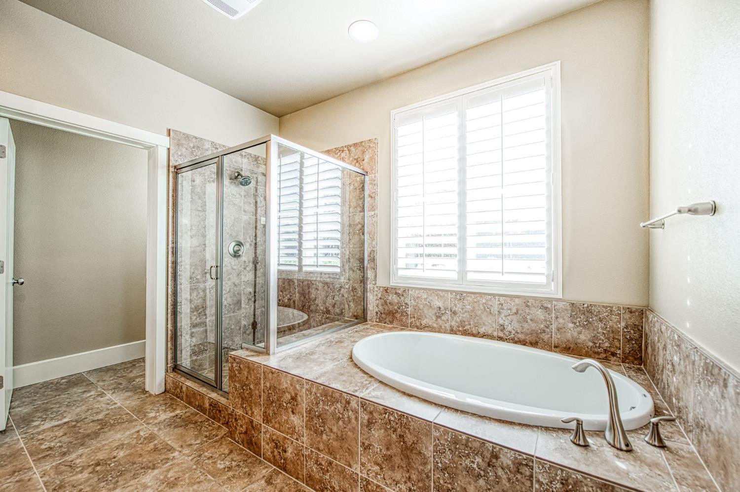 1742 N Broadbent Ln, Clovis, CA 93619