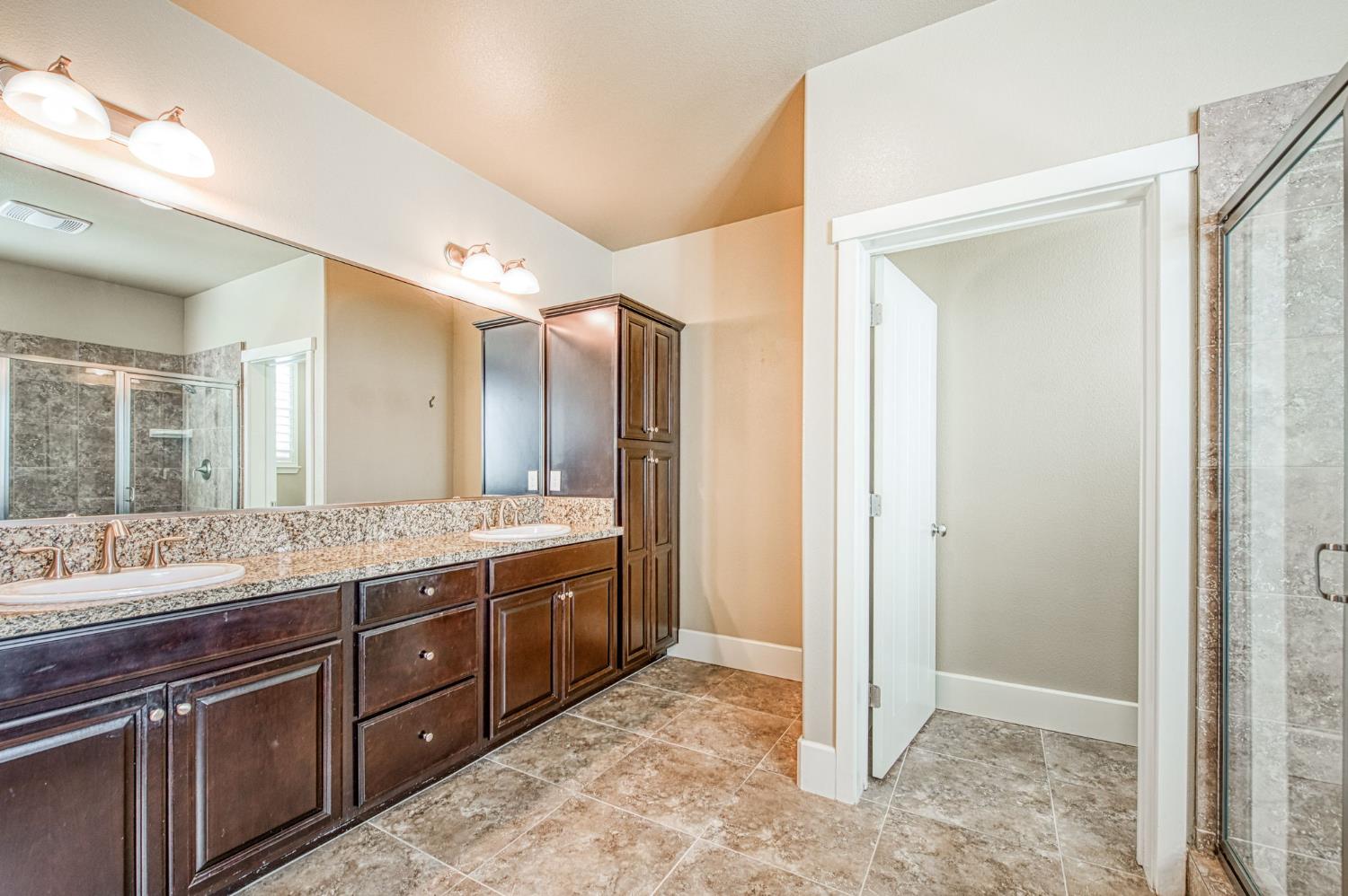 1742 N Broadbent Ln, Clovis, CA 93619