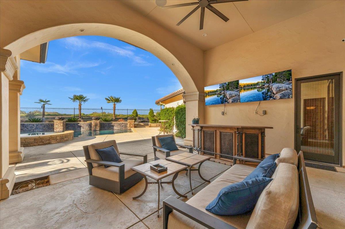 12392 N Via Tuscania Ave, Clovis, CA 93619