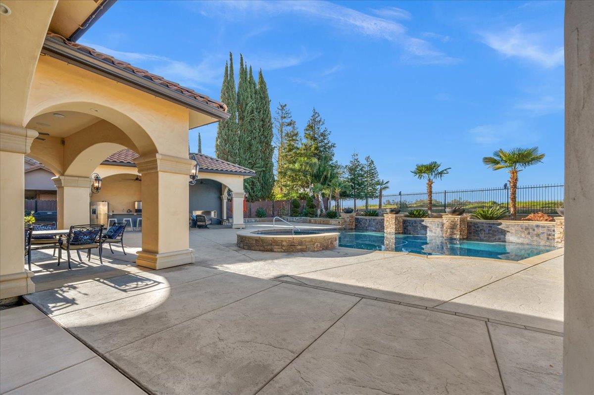 12392 N Via Tuscania Ave, Clovis, CA 93619