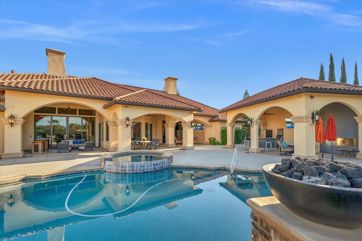 12392 N Via Tuscania Ave, Clovis, CA 93619