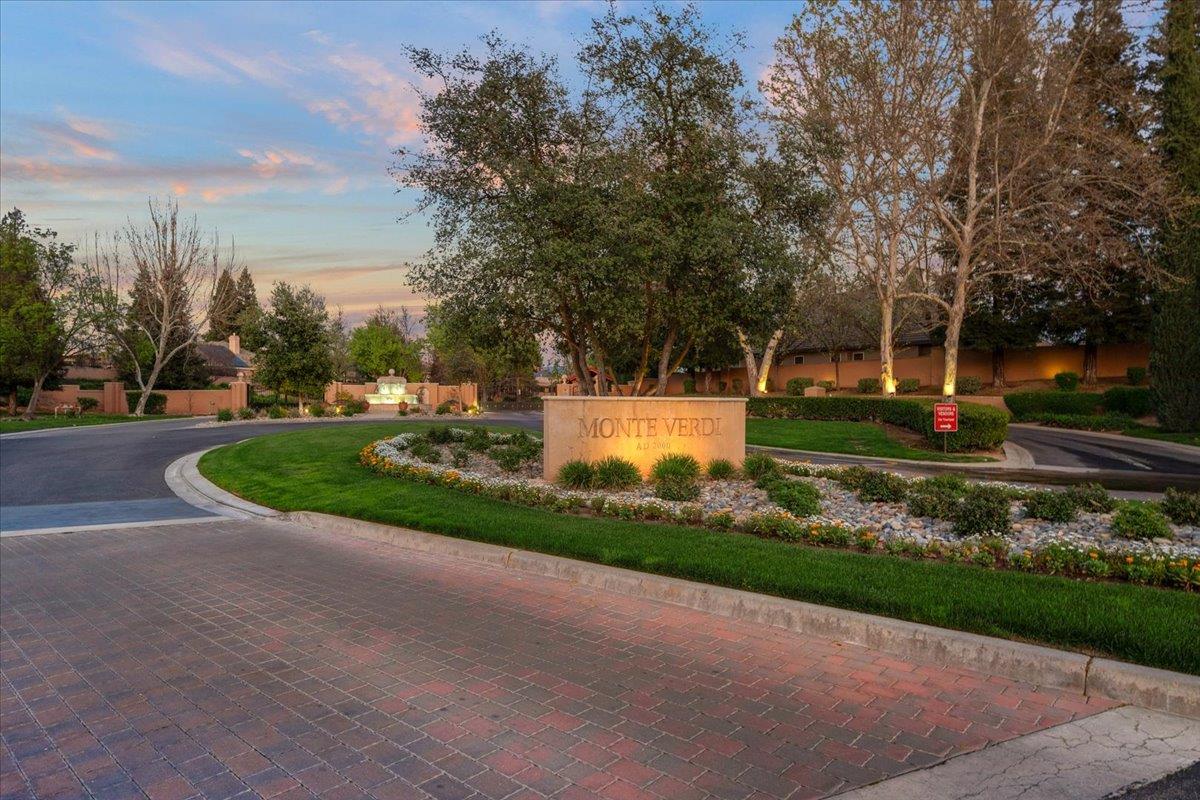 12392 N Via Tuscania Ave, Clovis, CA 93619