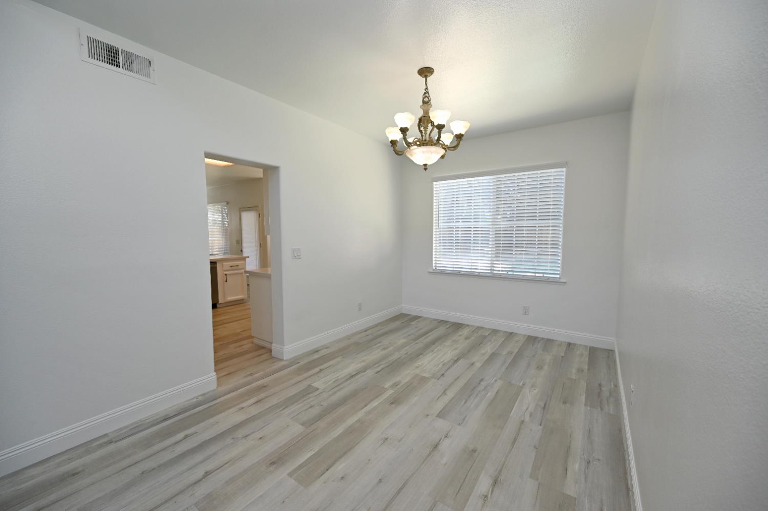 878 N Ash Ave, Clovis, CA 93611