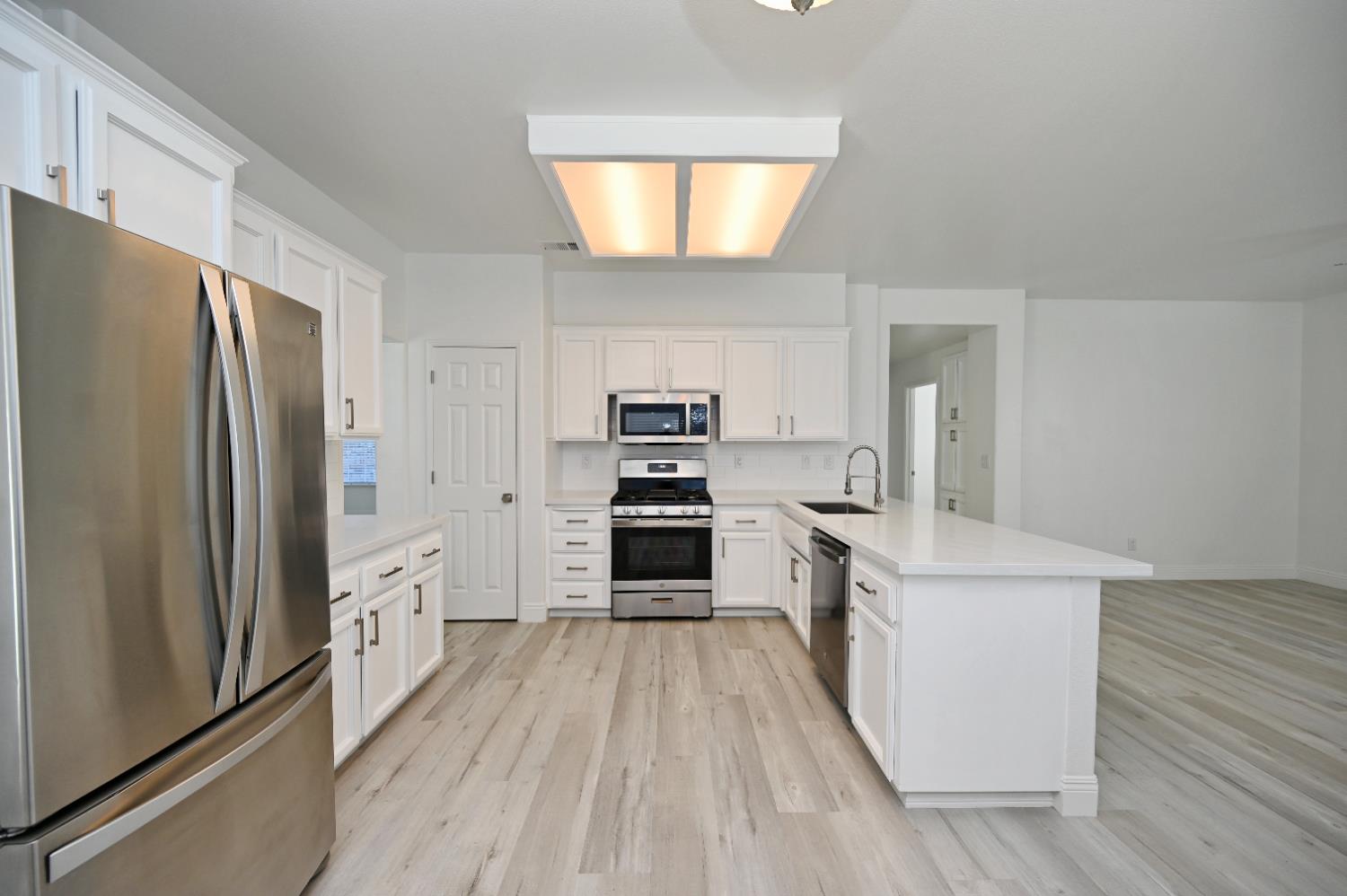 878 N Ash Ave, Clovis, CA 93611