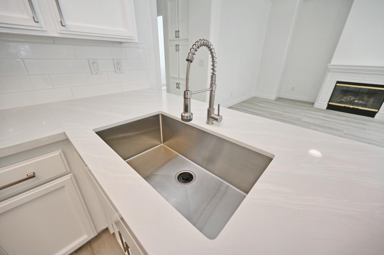 878 N Ash Ave, Clovis, CA 93611