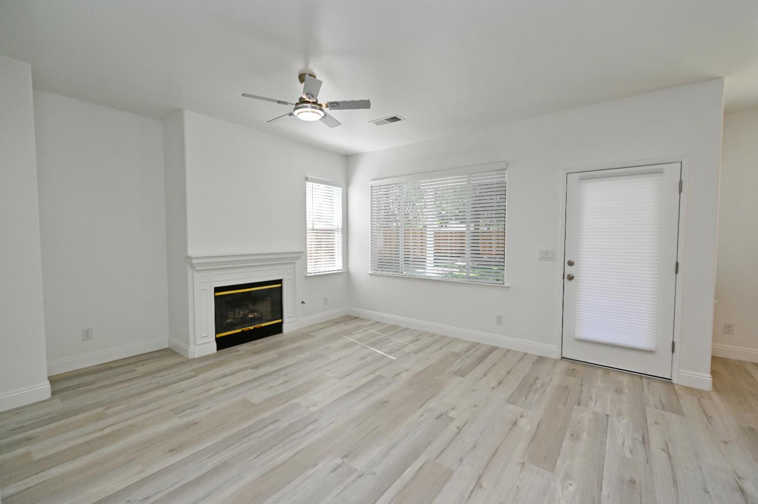 878 N Ash Ave, Clovis, CA 93611