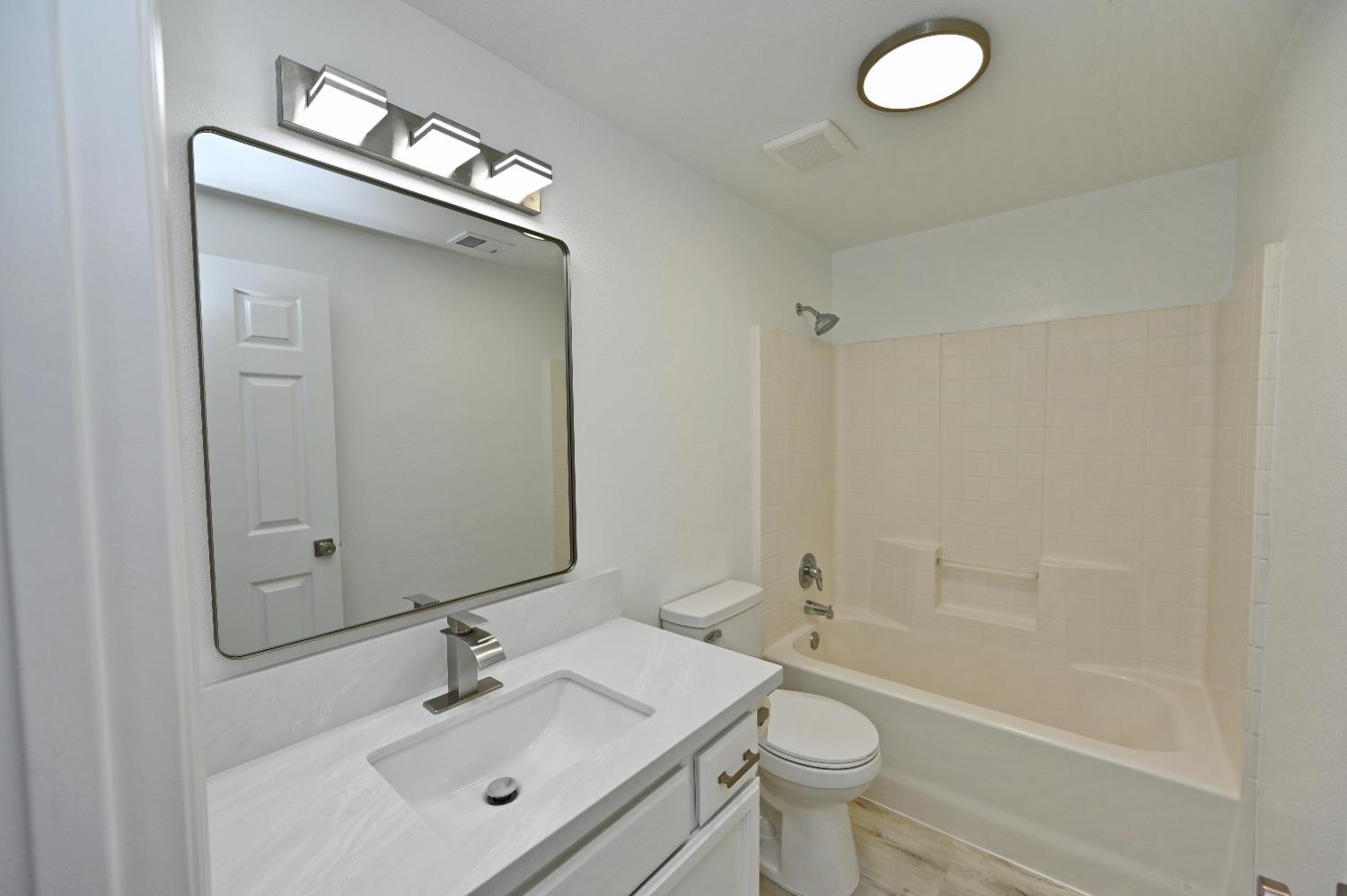 878 N Ash Ave, Clovis, CA 93611