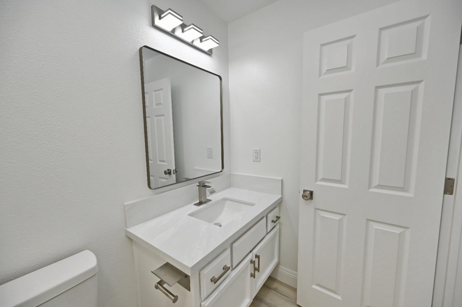 878 N Ash Ave, Clovis, CA 93611