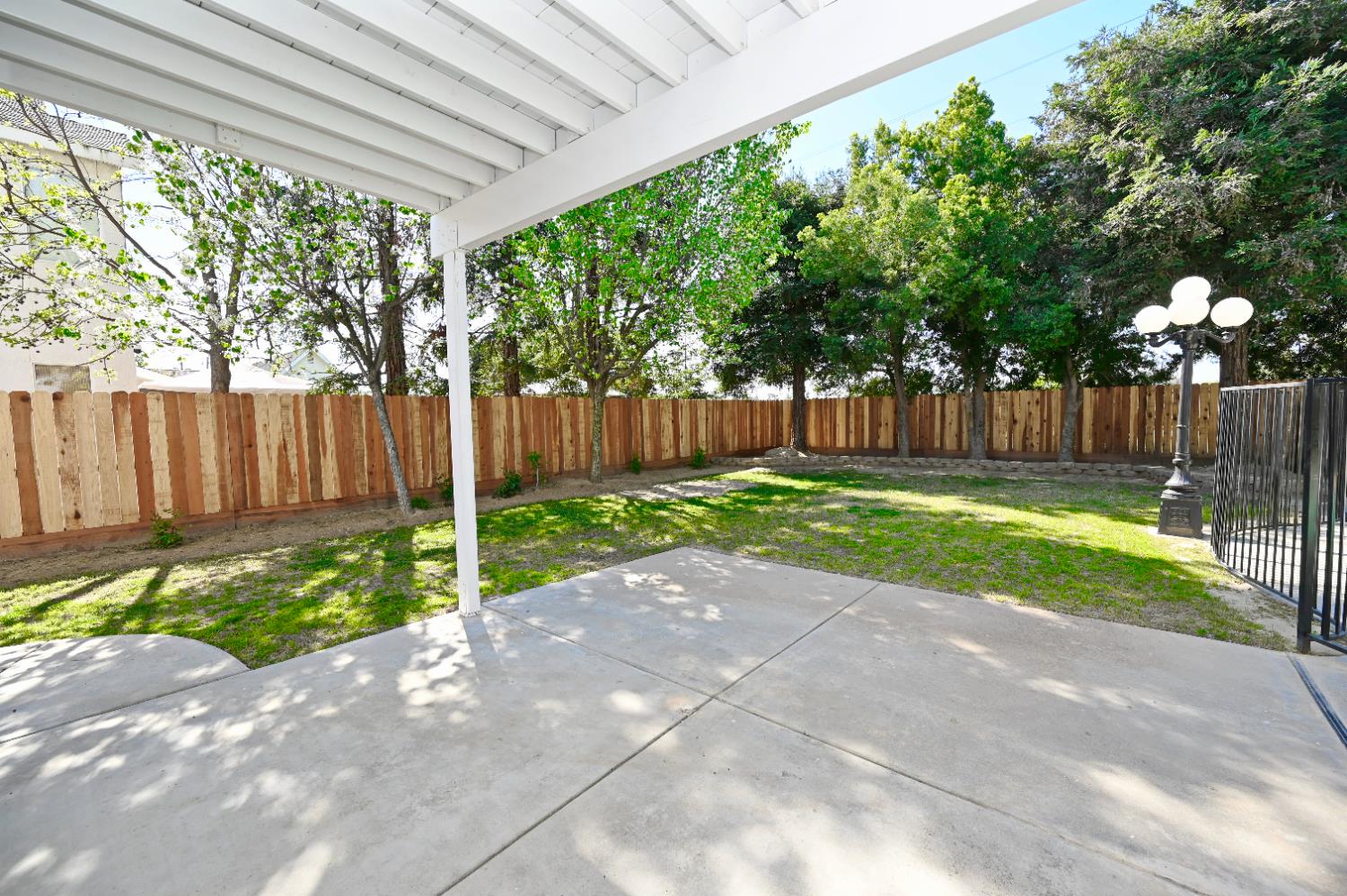 878 N Ash Ave, Clovis, CA 93611