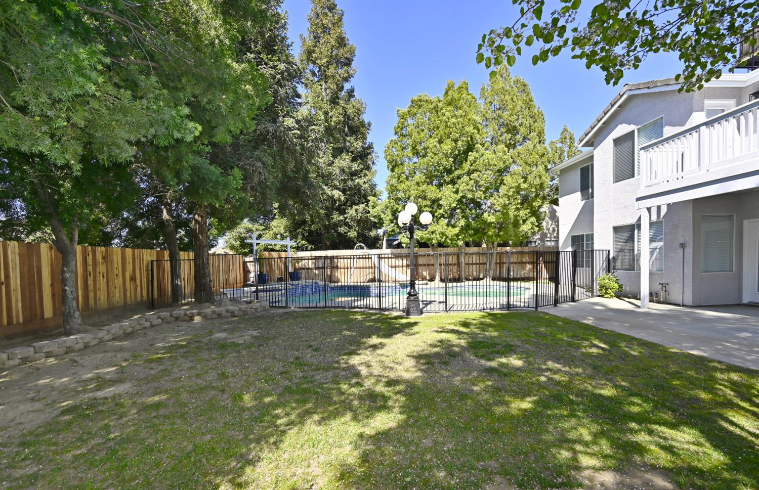 878 N Ash Ave, Clovis, CA 93611