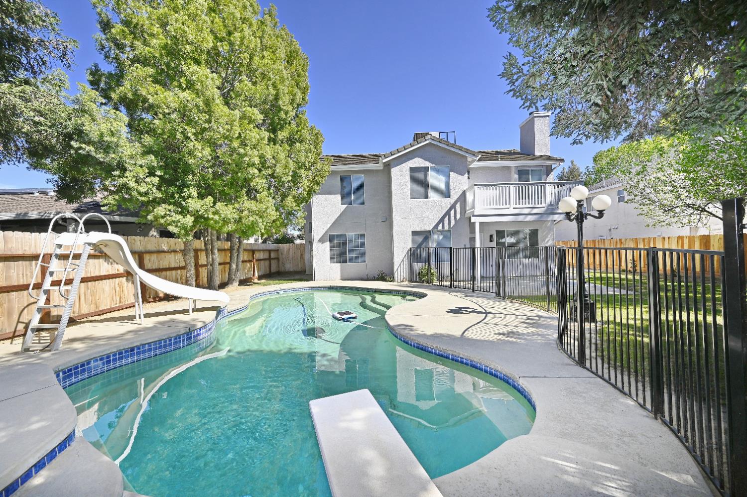 878 N Ash Ave, Clovis, CA 93611