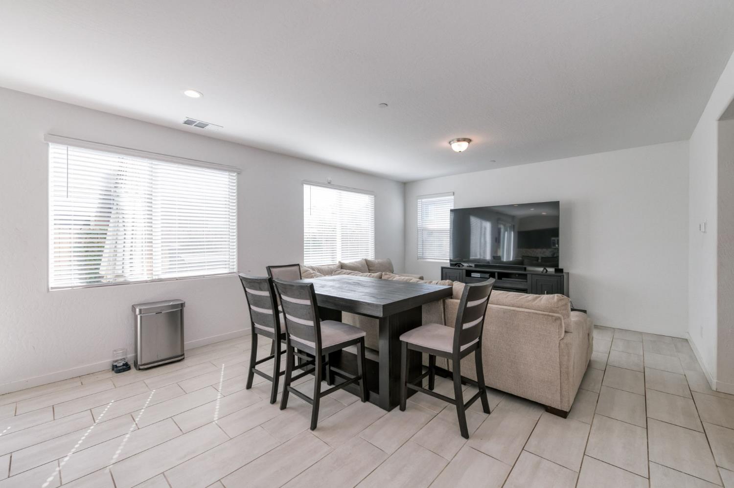 6137 W Richert Ave, Fresno, CA 93723