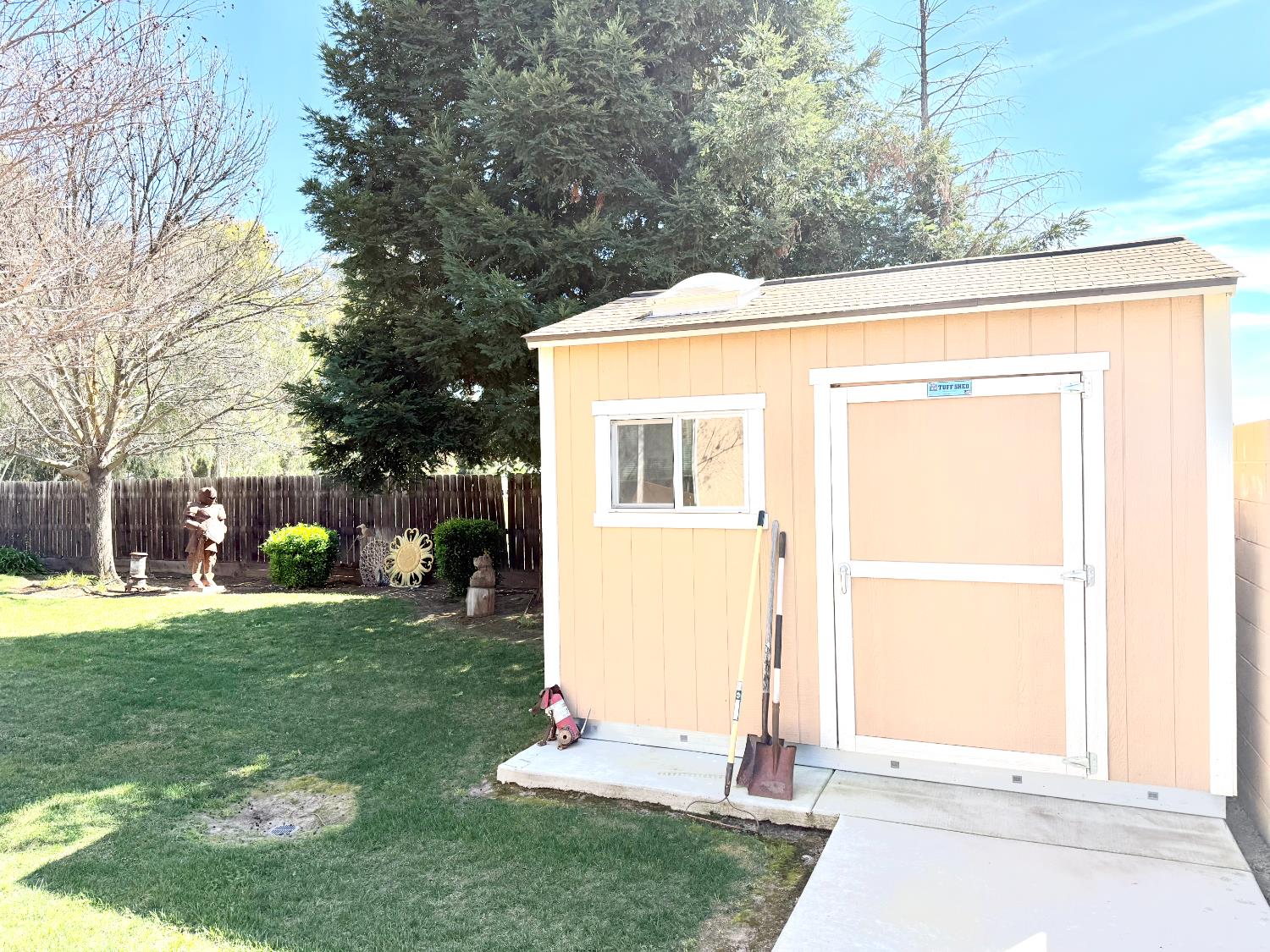 2670 Muncie Ave, Clovis, CA 93619