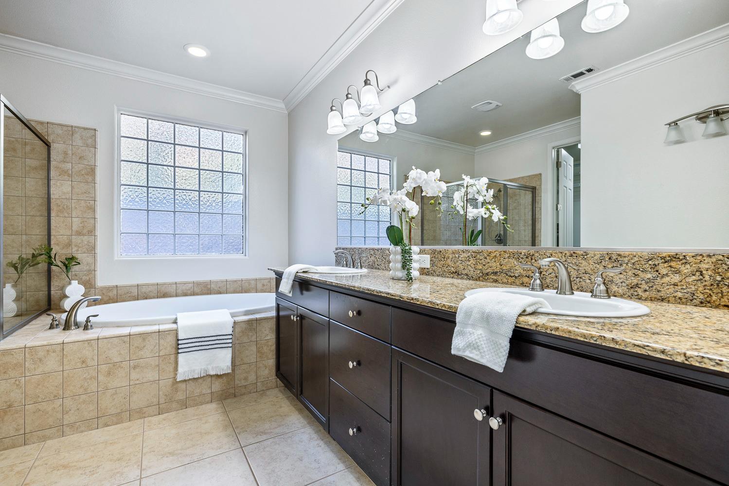 1945 N Emil Ave, Clovis, CA 93619