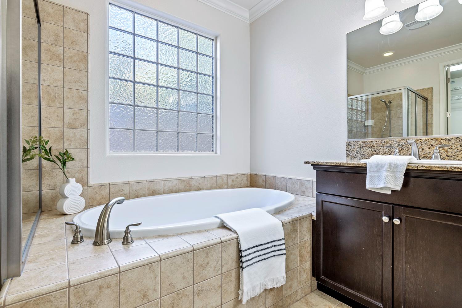 1945 N Emil Ave, Clovis, CA 93619