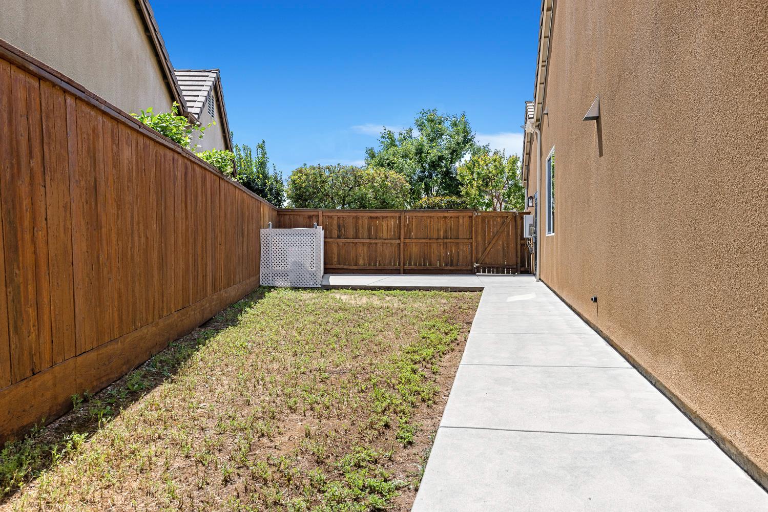 1945 N Emil Ave, Clovis, CA 93619