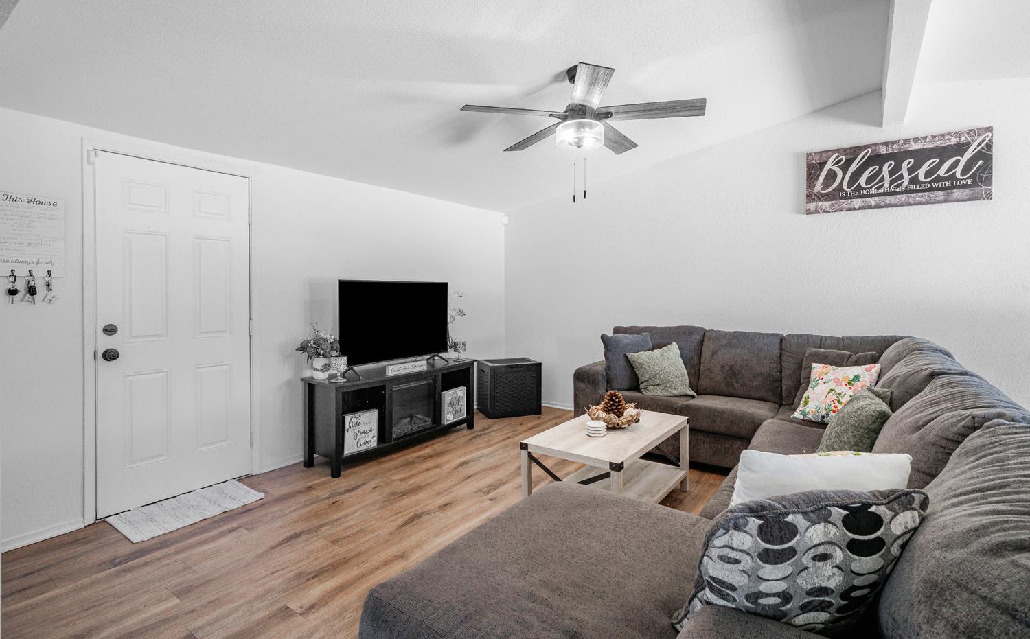 2564 Crescent Ave, Clovis, CA 93612