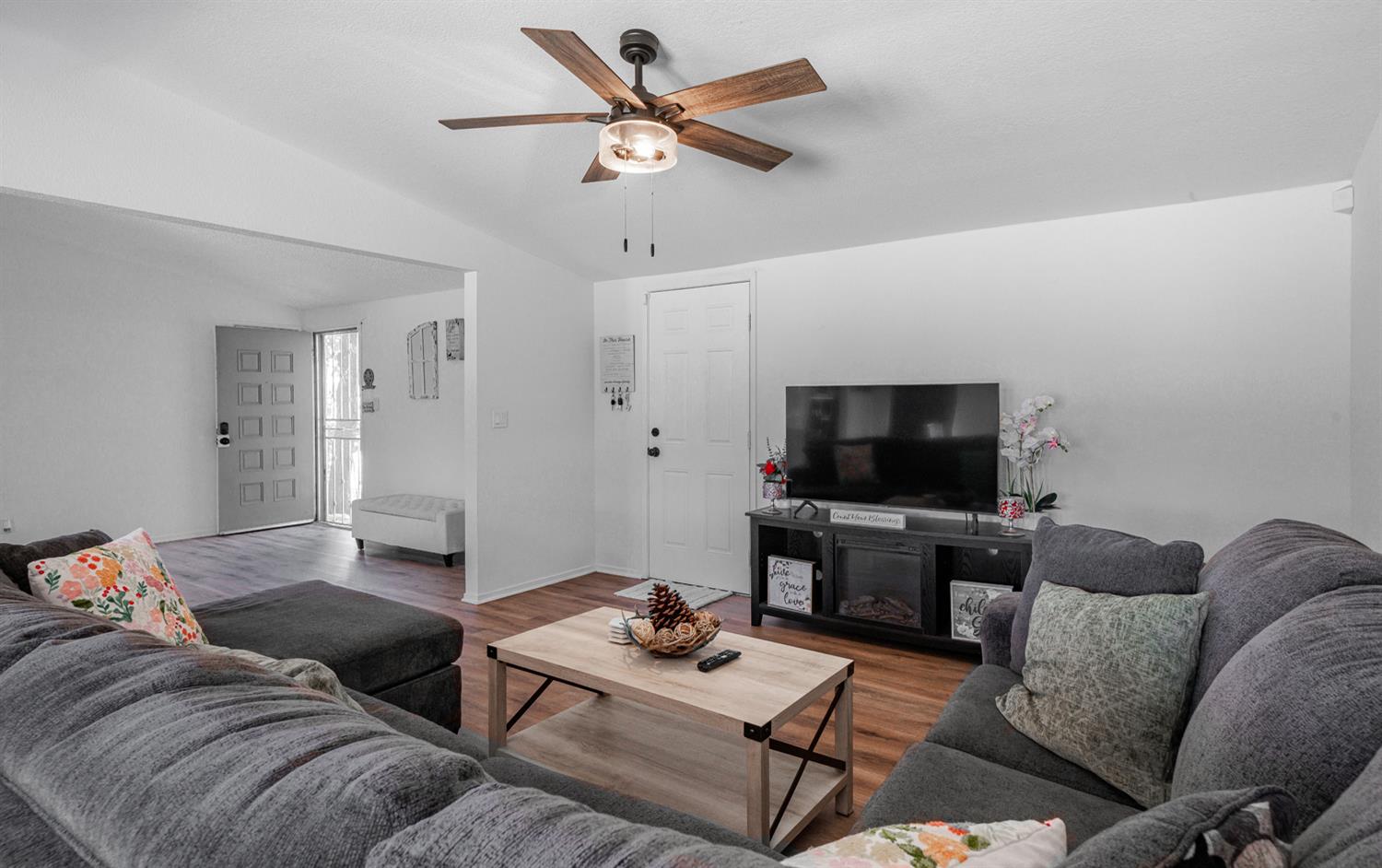 2564 Crescent Ave, Clovis, CA 93612