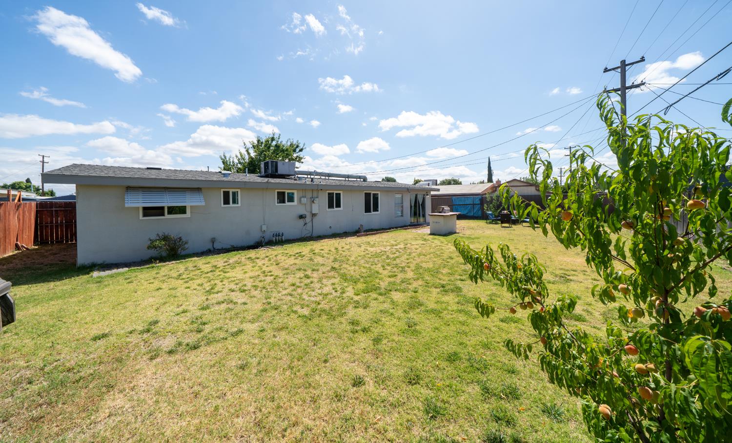 2564 Crescent Ave, Clovis, CA 93612