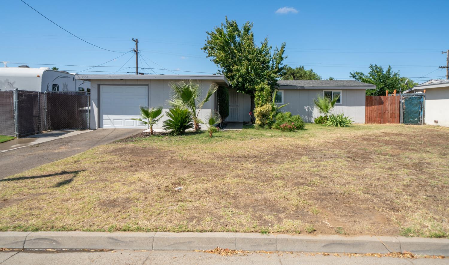 2564 Crescent Ave, Clovis, CA 93612