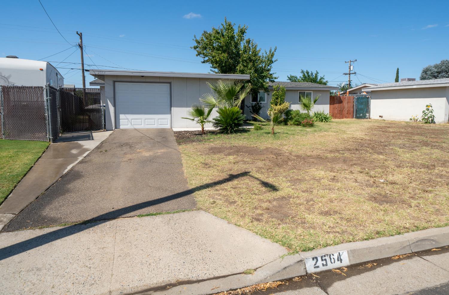 2564 Crescent Ave, Clovis, CA 93612