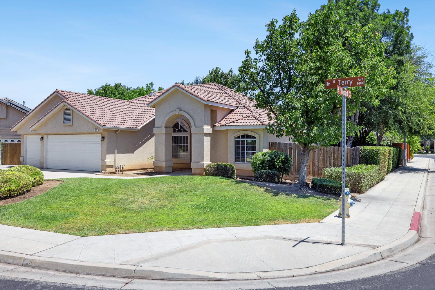 1471 N Terry Ave, Clovis, CA 93619