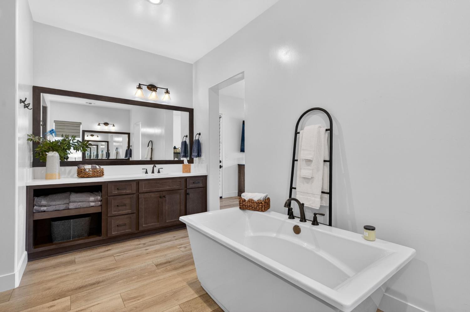 1715 N Renn Ave, Clovis, CA 93619
