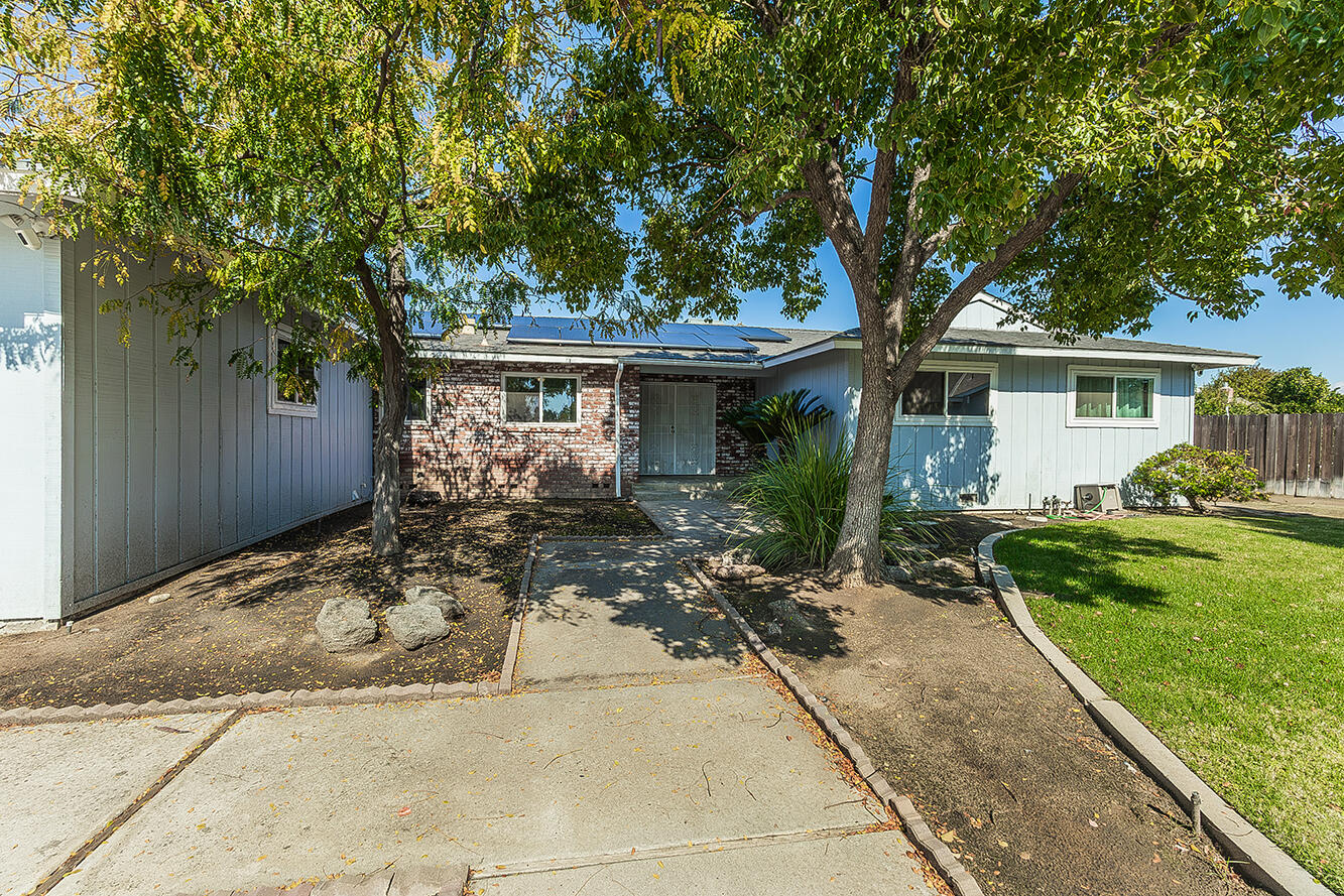 1895 Dennis Ave, Clovis, CA 93611
