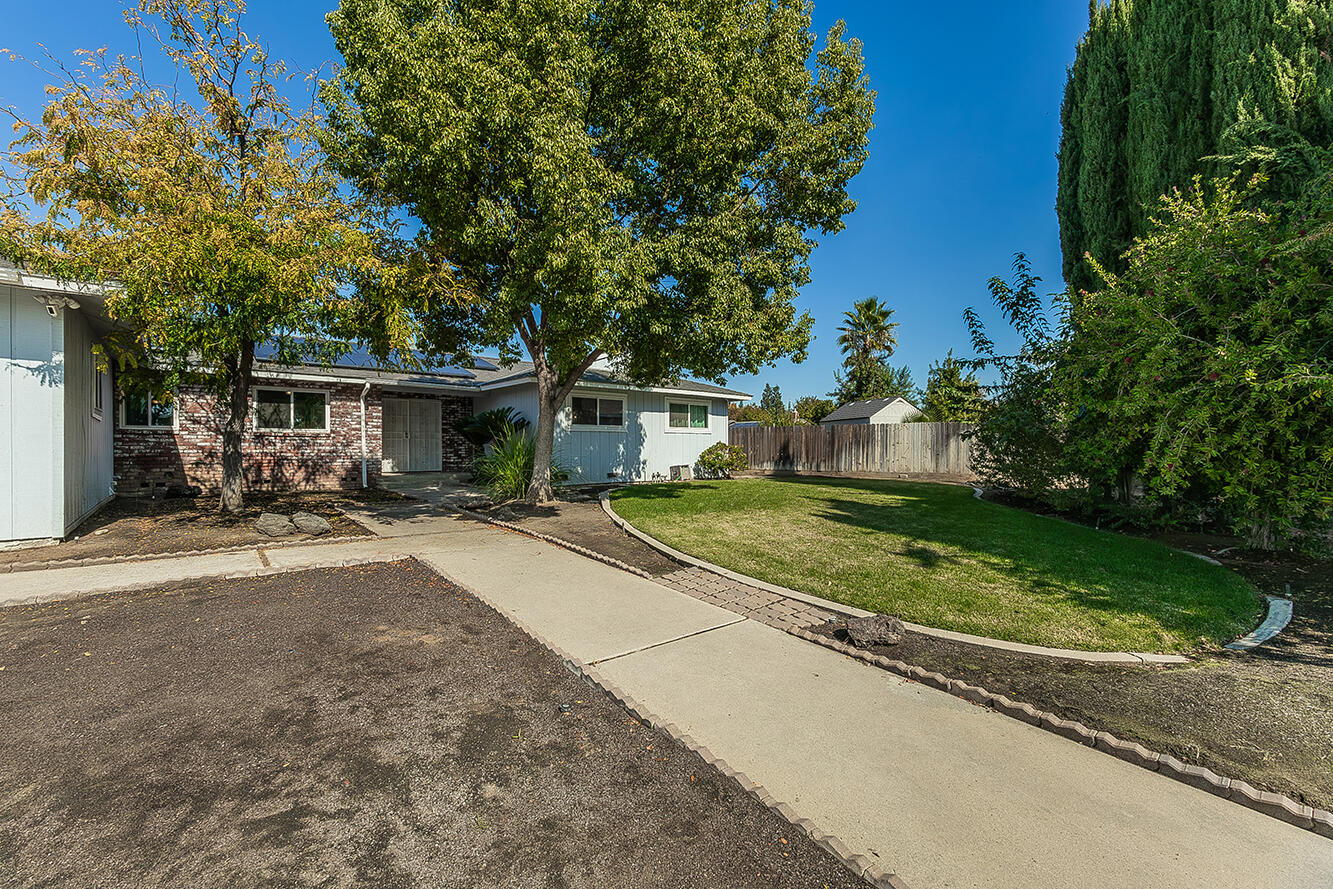 1895 Dennis Ave, Clovis, CA 93611