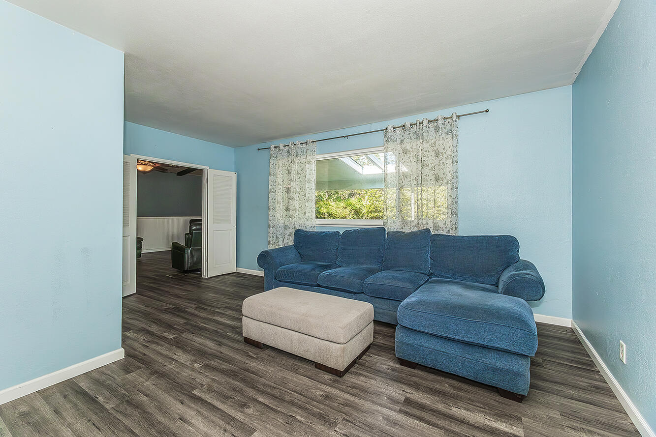 1895 Dennis Ave, Clovis, CA 93611