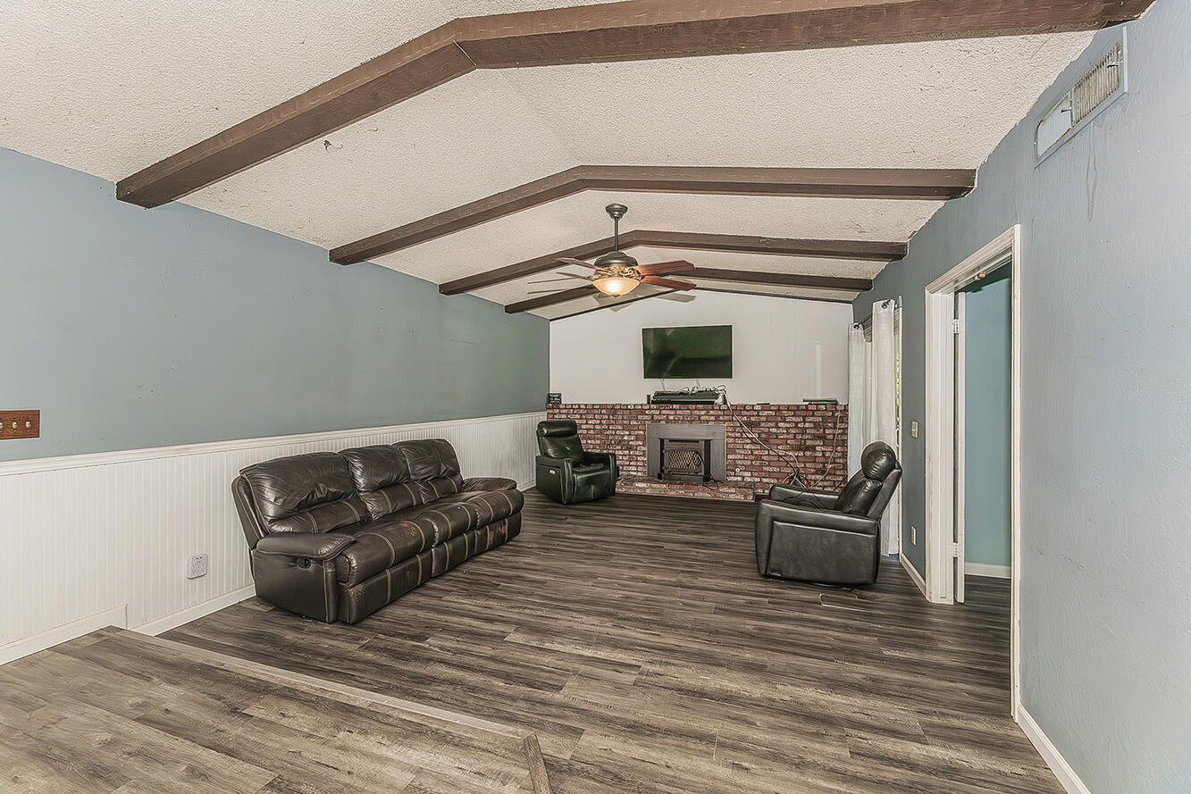 1895 Dennis Ave, Clovis, CA 93611