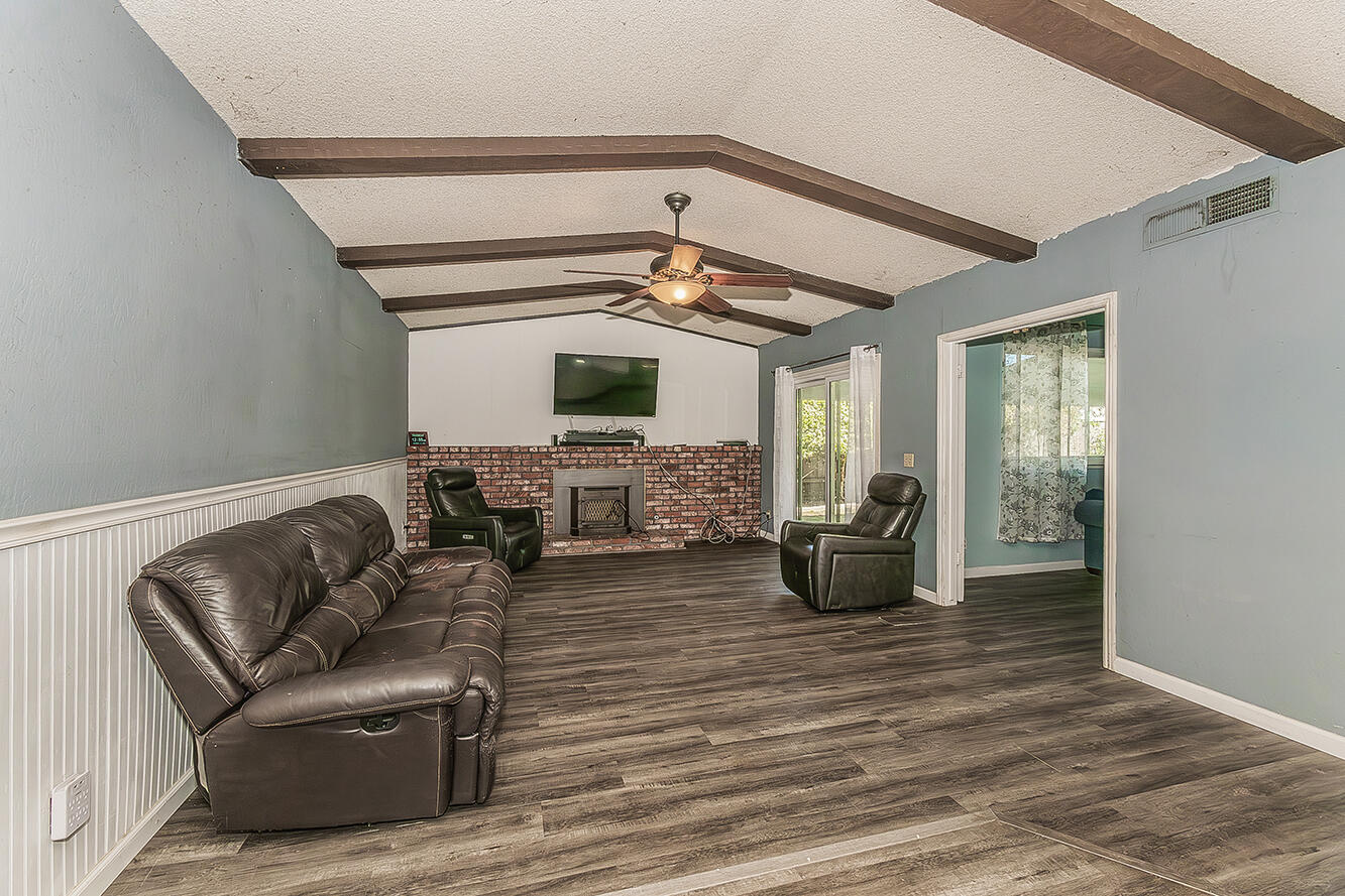 1895 Dennis Ave, Clovis, CA 93611