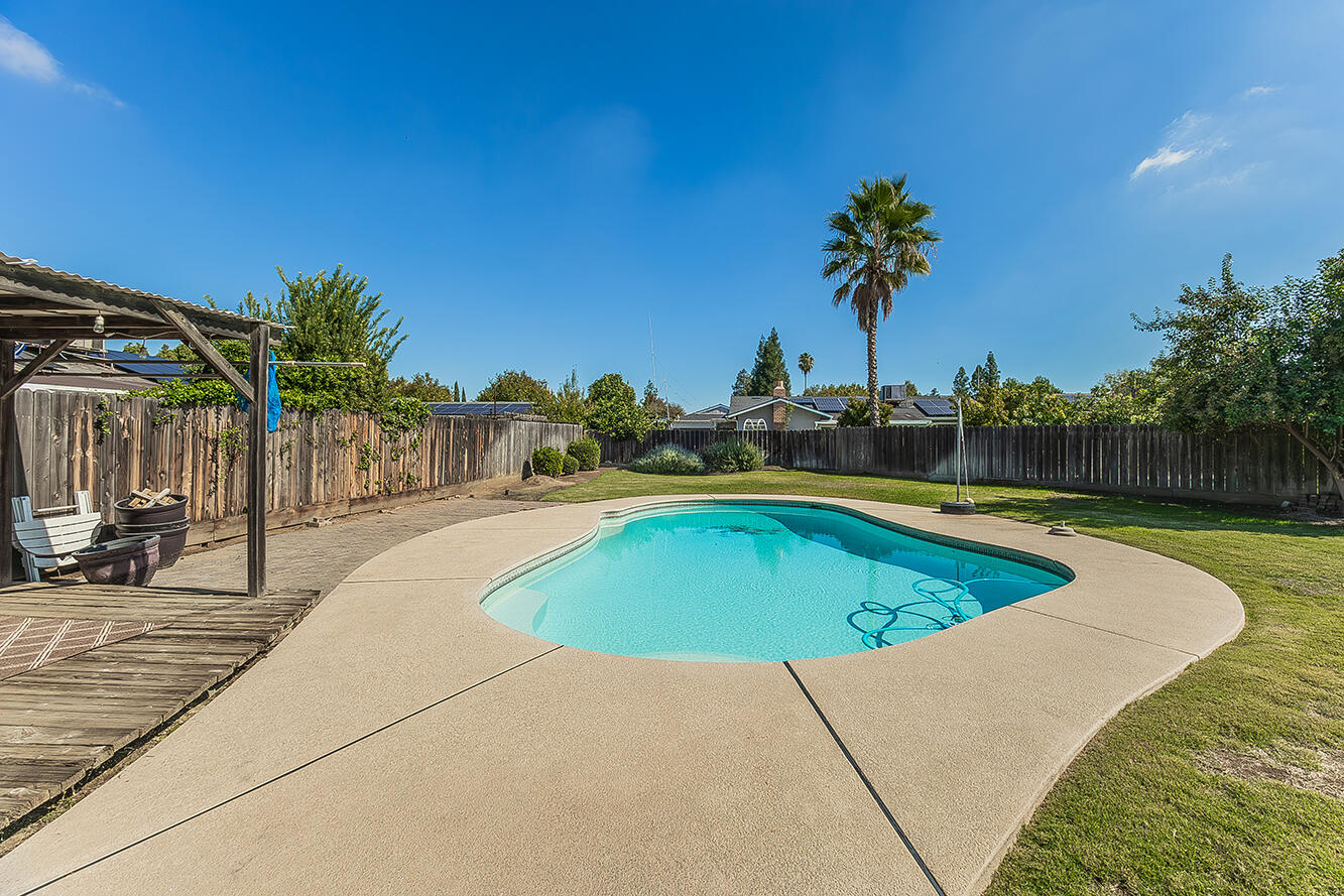1895 Dennis Ave, Clovis, CA 93611