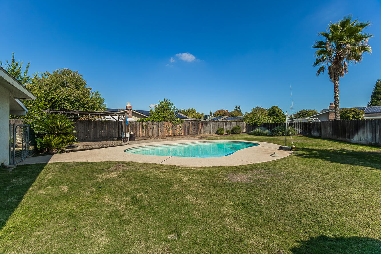 1895 Dennis Ave, Clovis, CA 93611